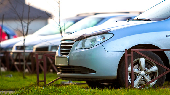 Carro en parqueadero