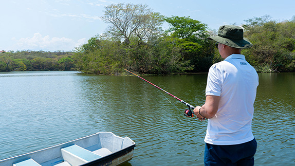 Hombre practicando pesca