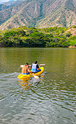 Pareja disfrutando de actividad en Hostería