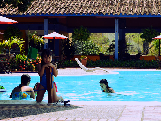 Familia en la piscina disfrutando de tiempo de descanso