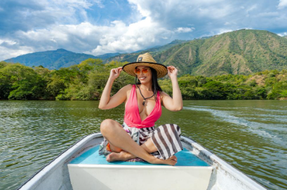Mujer disfrutando de actividad en el lago