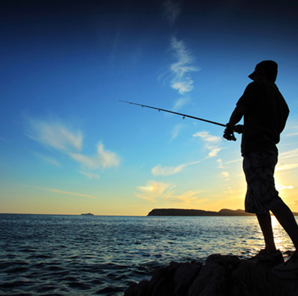 Hombre realizando pesca deportiva