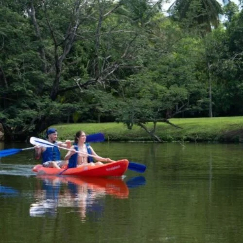 Compañeros disfrutando de las actividades en el lago