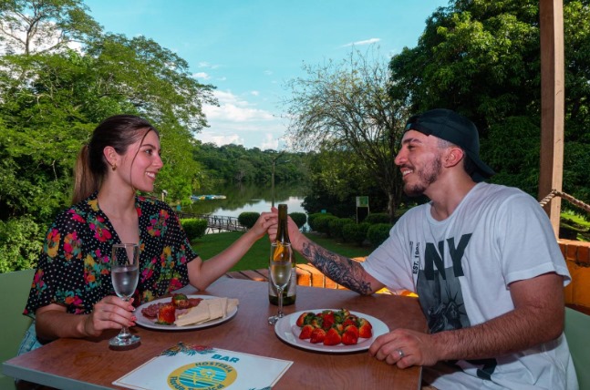 pareja disfruntando de los beneficios de una hostería