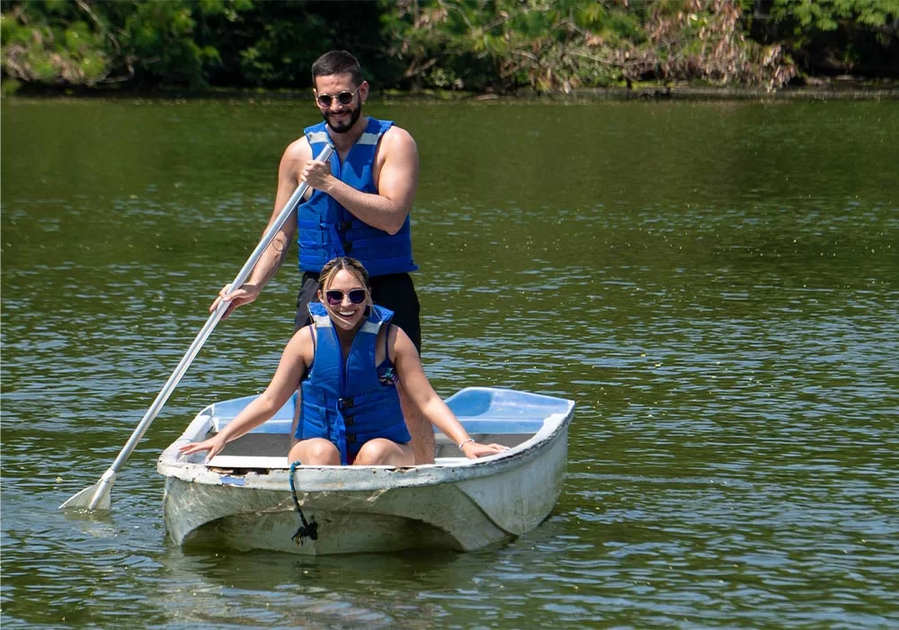 pareja disfrutando de actividad en bote en Hoteles santa fe de Antioquia baratos