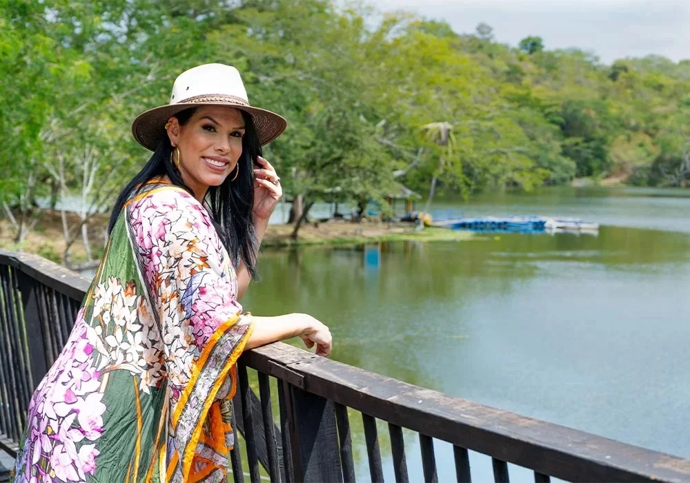 caminata ecologica Mujer realizando una caminata ecologica