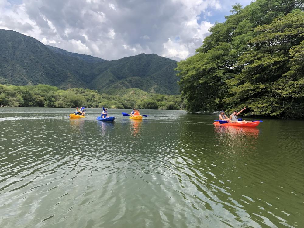 Personas practicando kayak en lago grande