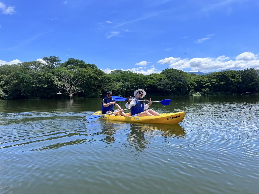 Dos personas practicando kayak en Medellín