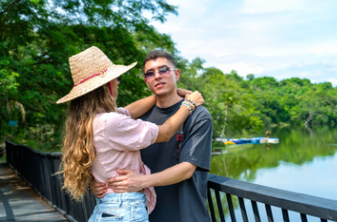 Banner de pareja disfrutando Hospedaje entre semana