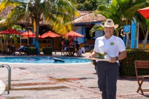 Trabajadora sonriente de hostería