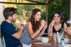 Grupo de amigos disfrutando y almorzando en la hostería