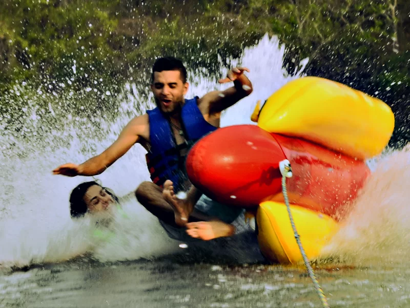 Pareja disfrutando día de sol en santa fe de Antioquia con actividad en el lago