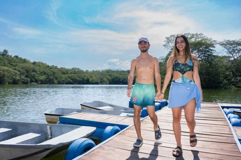 pareja disfrutando de dia-de-sol-en-santa-fe-de-antioquia