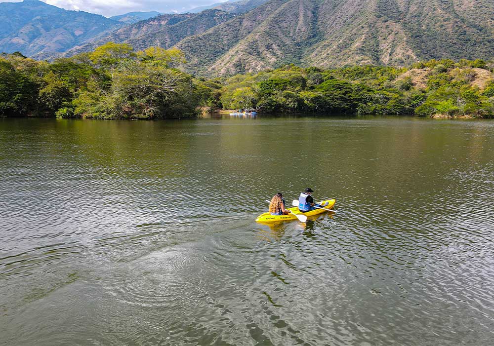 Pareja disfrutando en Kayak
