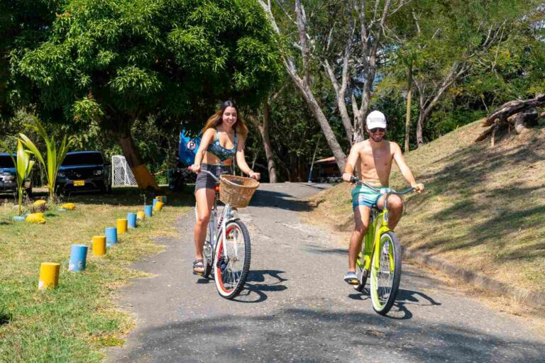pareja en bicicleta en fin de semana en santa fe de antioquia