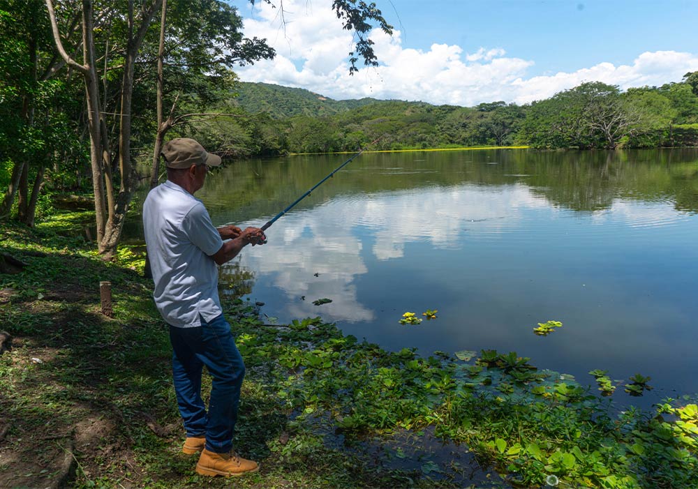 Hombre practicando pesca