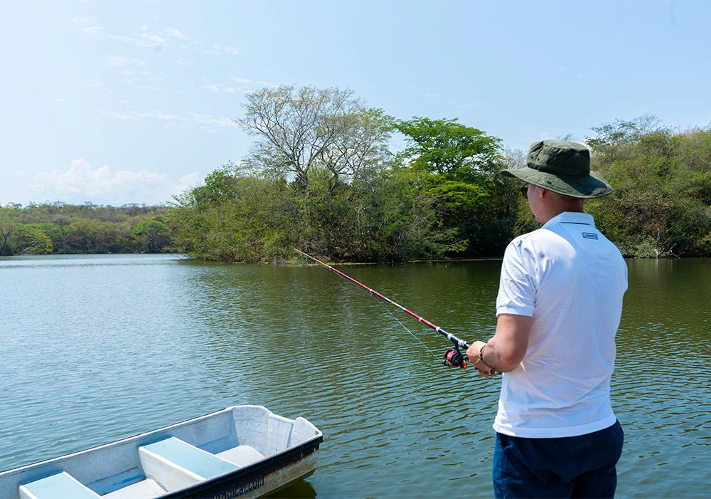 Hombre practicando pesca