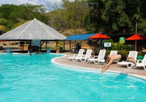 Hombre tirándose de clavado en la piscina
