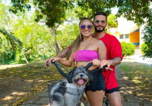 Pareja junto a su mascota en plan romántico