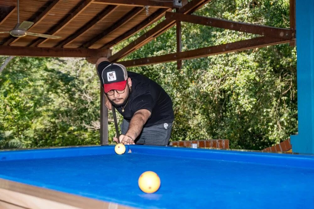 Joven jugando billar en Hosterías en Sopetrán